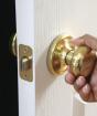 كيفية تضمين قفل في باب داخلي بيديك