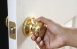 Cara menyematkan kunci di pintu interior dengan tangan Anda sendiri