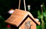 Sangkar burung do-it-yourself terbuat dari kayu: gambar, dimensi, bahan, dekorasi, dan pemasangan